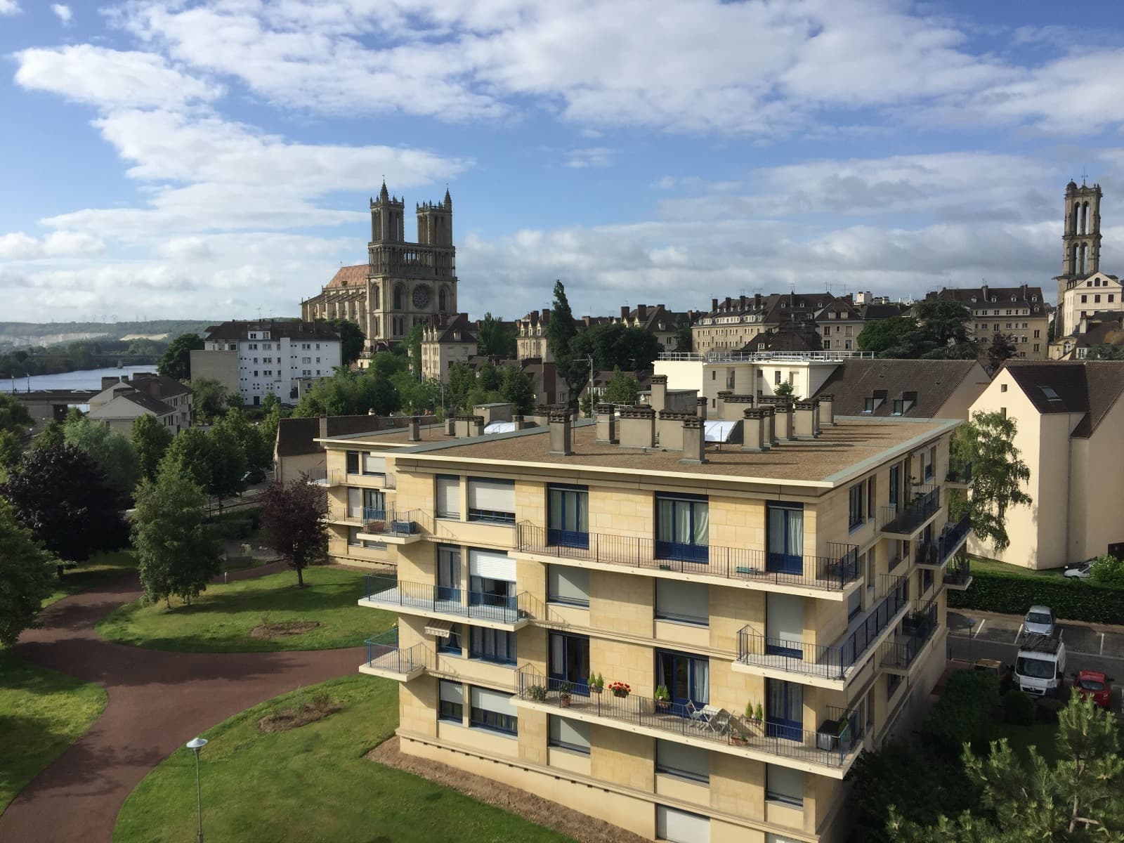 Toiture-terrasse d'un immeuble réalisée par Étanchéité Andreutti
